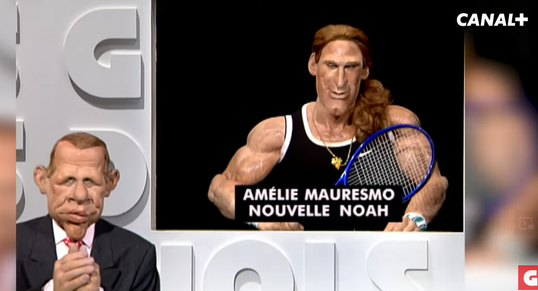 Le plateau des guignols avec PPD interviewant en arrière-plan Amélie Mauresmo avec des énormes muscles