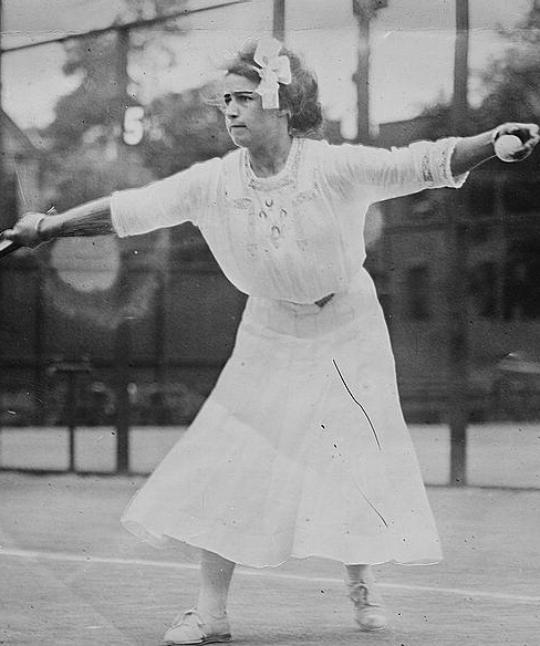 May Sutton, photographiée entièrement en tenue de tennis